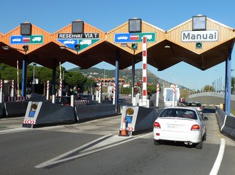Un cotxe accedeix al peatge que hi ha a l'entrada de Premià de Dalt, a l'autopista C-32. G.A