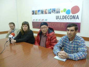 Carles Santos acompanyat per l'alcaldessa d'Ulldecona i el president i director de la Banda de Música. R.ROYO