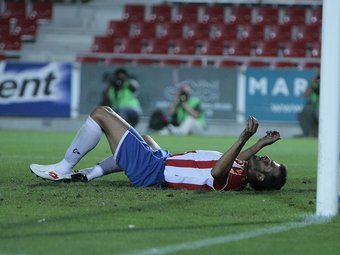 Kiko Ratón es desespera després d'una ocasió fallada en el Girona-Osca de copa. LLUÍS SERRAT