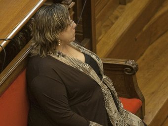 L'acusada de matar l'exmarit de divuit punyalades, l'any 1998 al seu pis de la Llagosta, ahir a la sala de jurat de l'Audiència de Barcelona. TONI GARRIGA/ EFE