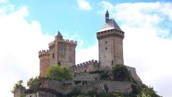 El castell de Foix s'alça damunt un turó i s'ha convertit en una de les postals més característiques d'Arieja. 