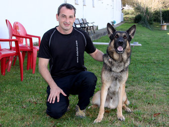 Daniel Ruano i el seu gos, Troll J.N