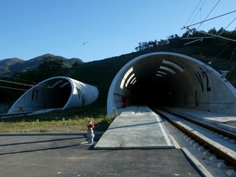 S'haurà de fer un altre túnel que travessi el Pirineu, al costat del del TAV, a la foto. J.SABATER