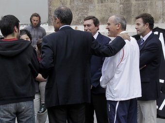 El president del Consell, d'esquena, amb els membres de la plataforma anti MTC, que acampen davant del palau de la Generalitat. G.V
