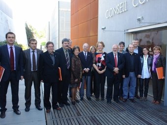 Representants de les administracions, després de la firma dels convenis al Consell Comarcal del Baix Llobregat
