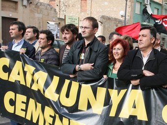 Capçalera de la manifestació amb els candidats dels partits en contra del cementiri nuclear OLIVIA MOLET