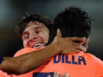 David Villa i Messi s'abracen després del gol de l'asturià.  EFE
