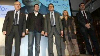El líder de CiU, Artur Mas, al centre, amb els candidats per Tarragona, Lleida i Girona, i Joana Ortega, responsable de campanya JUANMA RAMOS