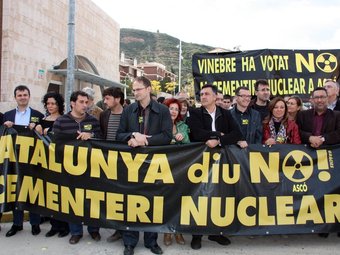Herrera i Puigcercós van firmar diumenge a Ascó el document de Greenpeace contra la instal·lació de l'MTC a la Ribera d'Ebre . ACN