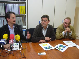 Antoni Espanya presenta els membres de l'associació d'oleïcultors, Miquel Esteve i Francesc Escoda. L.M