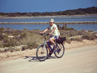 Els 82 km quadrats de Formentera són ideals per recórrer a peu o amb bicicleta.  CONSELLERIA TURISME FORMENTERA