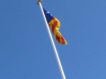 L'Estelada que oneja a fora del casal del barri de les Fonts d'Olot. J.C