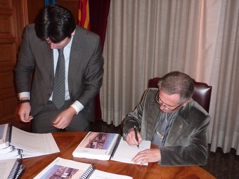 L'alcalde de Cabrera, Joan Vilà, en el moment de signar la denuncia presentada. LL.A