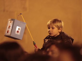 Un nen portant un dels fanalets ahir durant la rua de Sant Martí al centre d'Altafulla. JOSÉ CARLOS LEÓN