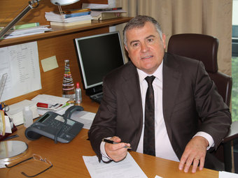 El diputat nord-català François Calvet al seu despatx de l'Assemblea Nacional a París. ACN