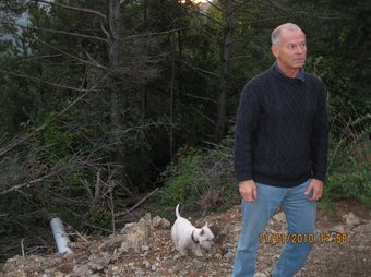 Steve Cartwright, el propietari dels terrenys, al lloc on un empleat de l'ajuntament va veure un ós.  E. CARRERA