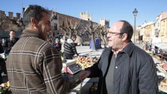 El candidat popular parlant amb un dels venedors del mercat. josé carlos león