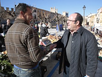 El candidat popular parlant amb un dels venedors del mercat. josé carlos león