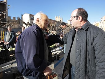 Rafa Luna parla amb un home a Montblanc  JOSÉ CARLOS LEÓN 