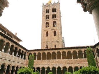 Una imatge recent del claustre del monestir de Santa Maria de Ripoll. EL PUNT