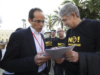 Un membre de la CANC entrega el dossier adreçat a Rubalcaba al diputat del PSC al Congrés Francesc Vallès. D.BALAGUER