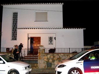 La casa al carrer Torras i Bages , on van trobar la propietària morta, divendres a la nit. ACN