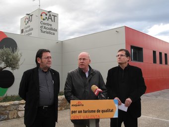 Pere Vigo acompanyat per l'alcalde de Vilajuïga Pere Trias (a l'esquerra), i el d'Agullana, Alfons Quera, a la dreta. J.M.S