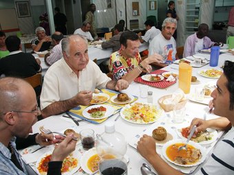 El conseller Blasco dina amb immigrants a un alberg valencià. ARXIU