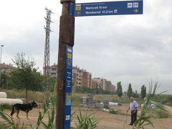 A la imatge es veu un dels indicadors del camí que s'ha col·locat a Sant Feliu de Llobregat EL PUNT