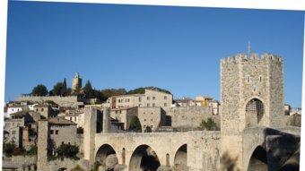 Fundat el segle XI, el pont vell és el símbol de la vila.  SORTIM