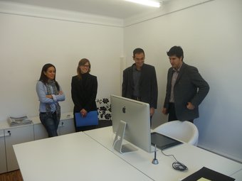 L'alcalde, Ignasi Giménez , i Joan Creus, regidor de Promoció Econòmica i Ocupació, visiten un despatx M.C.B