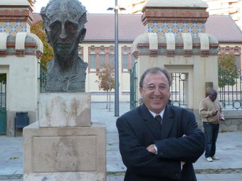 Carmel Mòdol, al costat del bust del president Lluís Companys. E.P