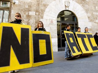 La protesta d'ahir de la coordinadora anti magatzem a Zarra davant del govern valencià JOSE CARLOS CARDENAS