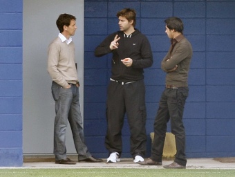 Planes, Pochettino i el doctor Jordi Marcos conversant a l'entrada dels vestidors de la ciutat esportiva de Sant Adrià.  F.C