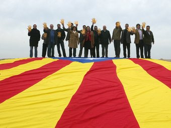 Els candidats d'ERC de Girona, ahir a Sant pere Pescador amb una gran estelada. J.SABATER