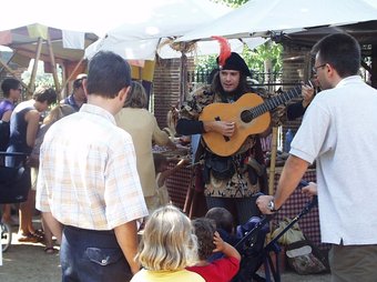Actuació d'un trobador a un mercat medieval. ARXIU