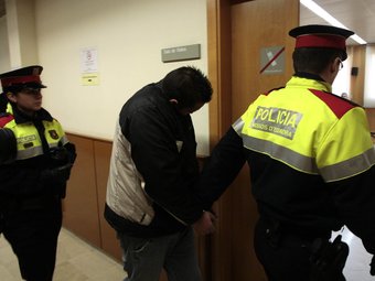 Un dels arrestats, David Almagro, entrant ahir a la sala de la secció segona de l'Audiència de Tarragona, on va declarar junt a Rubén Sánchez, als quals s'acusa de dos assassinats J. C. LEÓN