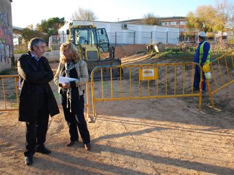 L'alcalde, Josep Antoni Blanco, i la regidora d'Educació, davant del solar de l'institut. M.L
