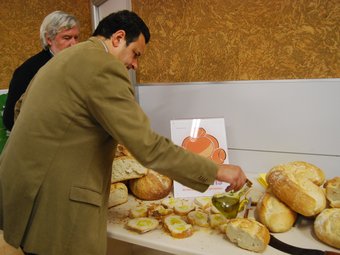 Guix, untant amb oli les llesques de pa elaborat amb varietats velles per fer un tastet. I.B