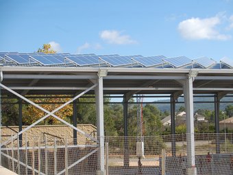 Instal·lació de plaques fotovoltaiques a les cobertes del poliesportiu. B. SILVESTRE
