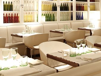 El restaurant Blanc , que es troba a la ciutat de Girona, es va inaugurar l'any 2003. ANDILANA