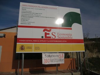 El cartell que indica les obres que s'han fet a Querol al camp de futbol i amb el fons estatal. 