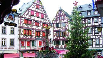 La font de Sant Miquel i l'arbre de Nadal presideixen la plaça del Mercat de Bernkastel-Kues.  M.À.M