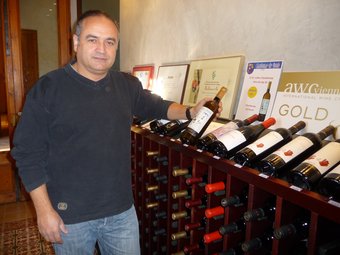 Josep Maria Albet i Noya mostra una de les seves varietats de vins, a la bodega del seu celler, a Subirats A.M