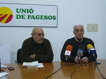 Joan Cercós, un dels afectats i Joan Montesó, coordinador d'UP a l'Ebre. L.M