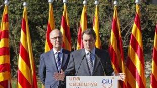 El presidenciable Artur Mas acompanyat de Josep Antoni Duran i Lleida ahir a Sant Benet del Bages, amb les nou senyeres al fons SUSI SÁEZ /EFE