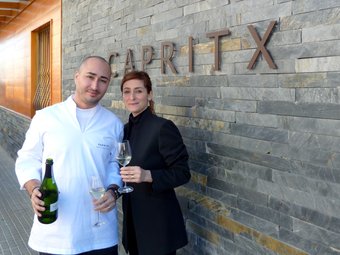 El xef Artur Martínez , i la maître Sònia Hermoso, celebrant amb cava havre aconseguir l'estrella Michelin ahir davant el restaurant Capritx JORDI ALEMANY