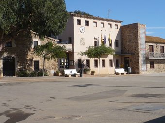 La plaça de l'ajuntament de Vall-llobrega A.V