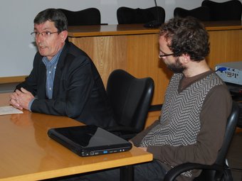 Antoni Ferrero i Víctor Mitjans presenten el pla a la sala de plens de l'ajuntament de Castellbisbal EL PUNT