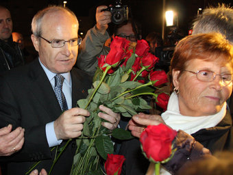 Montilla, repartint roses entre els assistents al míting-llampec al barri de Sant Cosme del Prat de Llobregat ACN